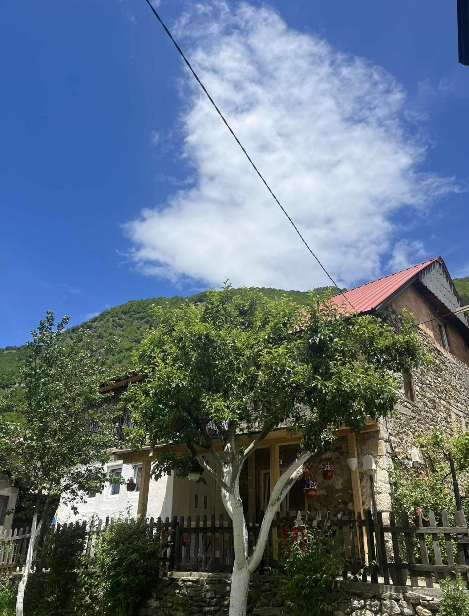 Guest House Guri Vuthaj Exterior foto